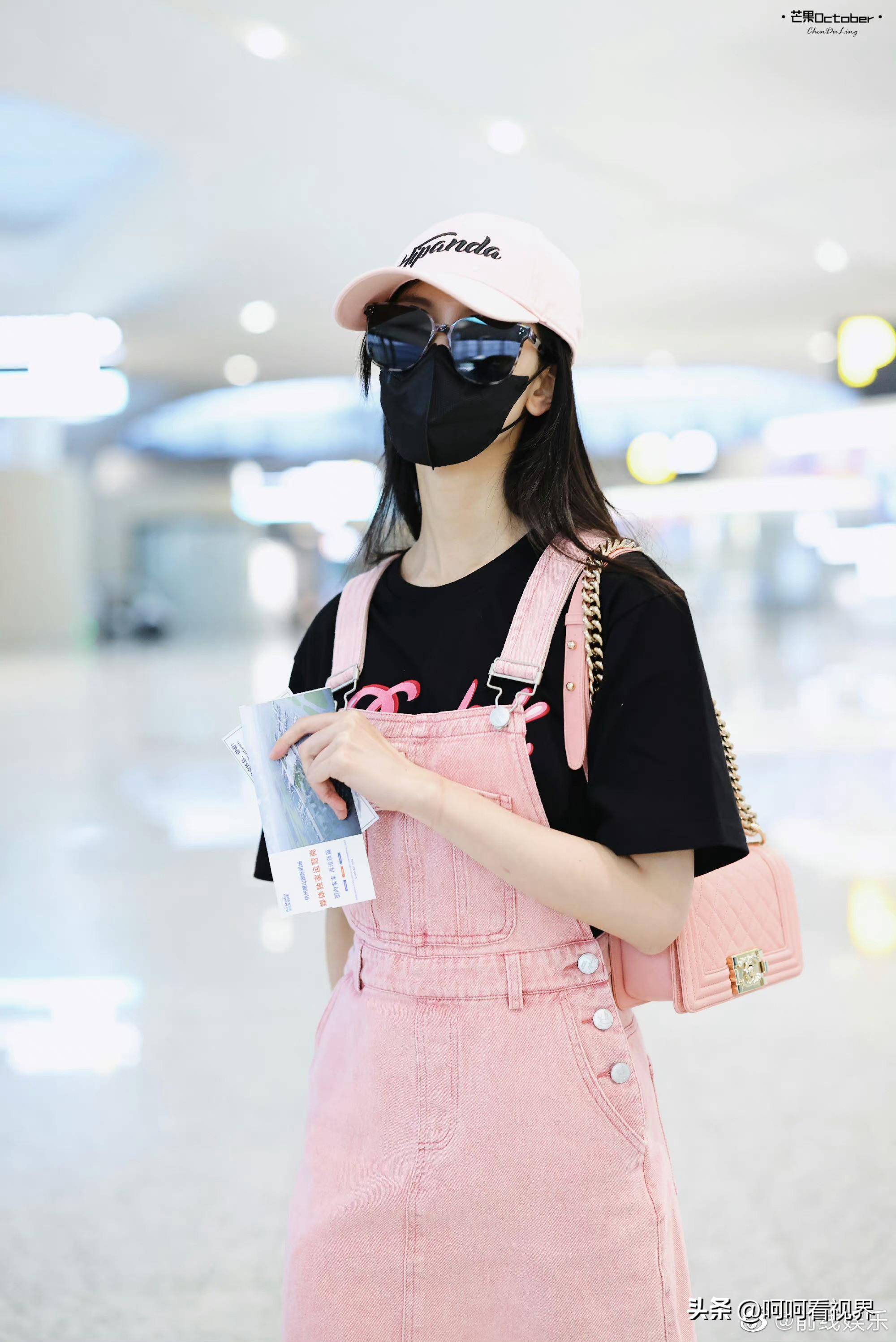 陈都灵节日穿搭,粉色背带裙搭配粉色帽子,清纯甜美_女孩_包包_青春