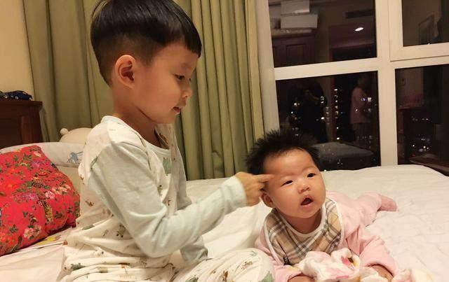 看看姚晨女儿,再看其前夫凌潇肃的儿子,网友:好丑啊!哈哈!