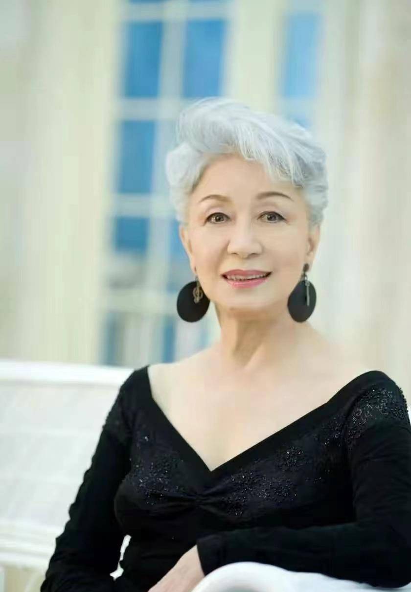 奶奶的打扮我悟了,发型选对气质翻倍,越老越有魅力是真的_女性_头发