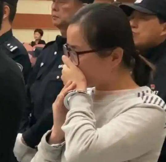 软禁,威胁,绑架,90后研究生女黑老大落马后,在法庭