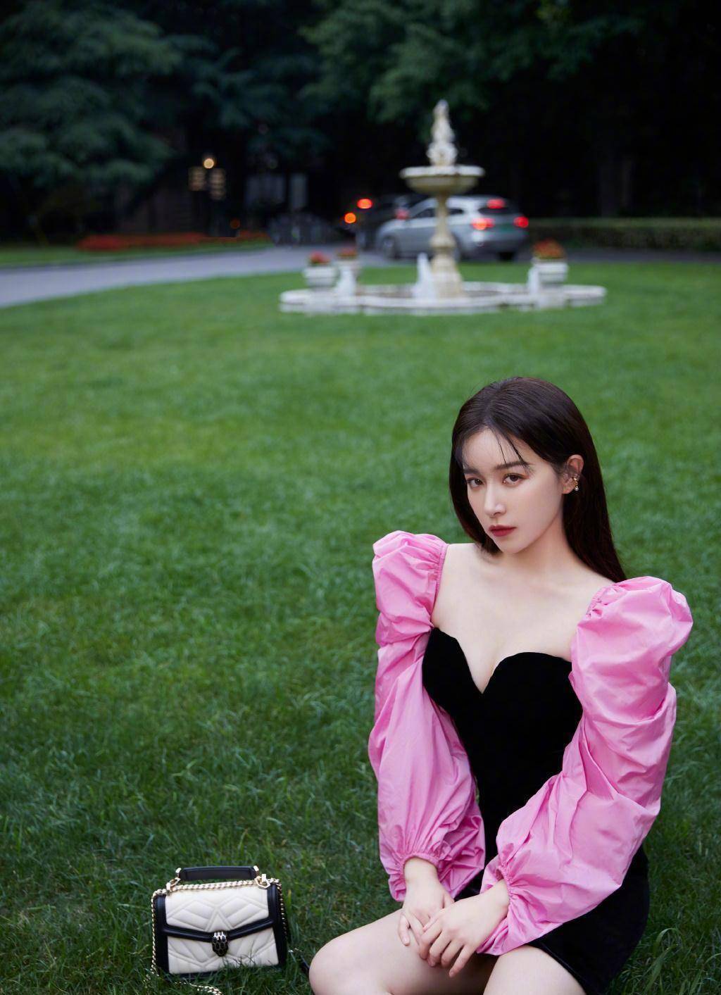 阚清子初秋时尚写真,美女配红裙,氛围感满满_姐姐_角色_方面