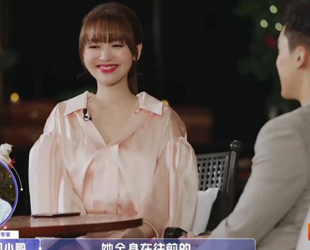 金莎穿低领衣鞠躬,盛况的反应甩耿斯汉两条街,难怪会被女方倒追_时候