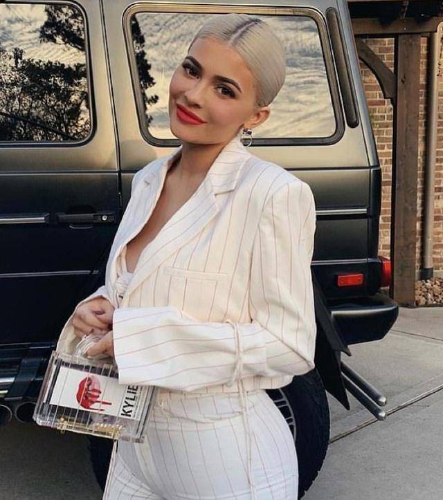 金小妹凯莉詹娜穿红色紧身皮裤,高腰设计露出腰身,复古又甜美_身材