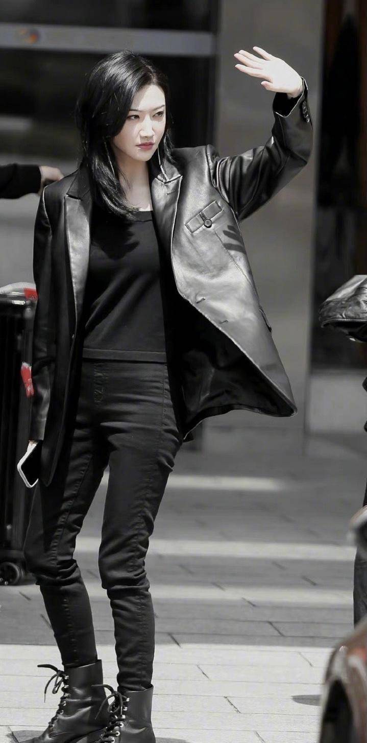 景甜真飒!黑色皮衣配紧身裤,冷脸打招呼还没出戏?_网友_套装_一身