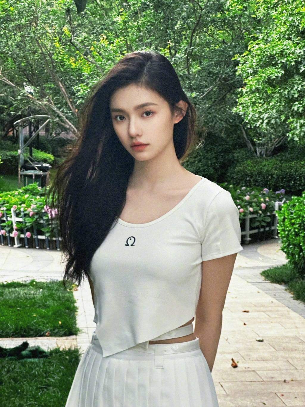 "美人鱼"林允在绿草地上拍写真,明艳动人,洋溢青春气息_照片_白色