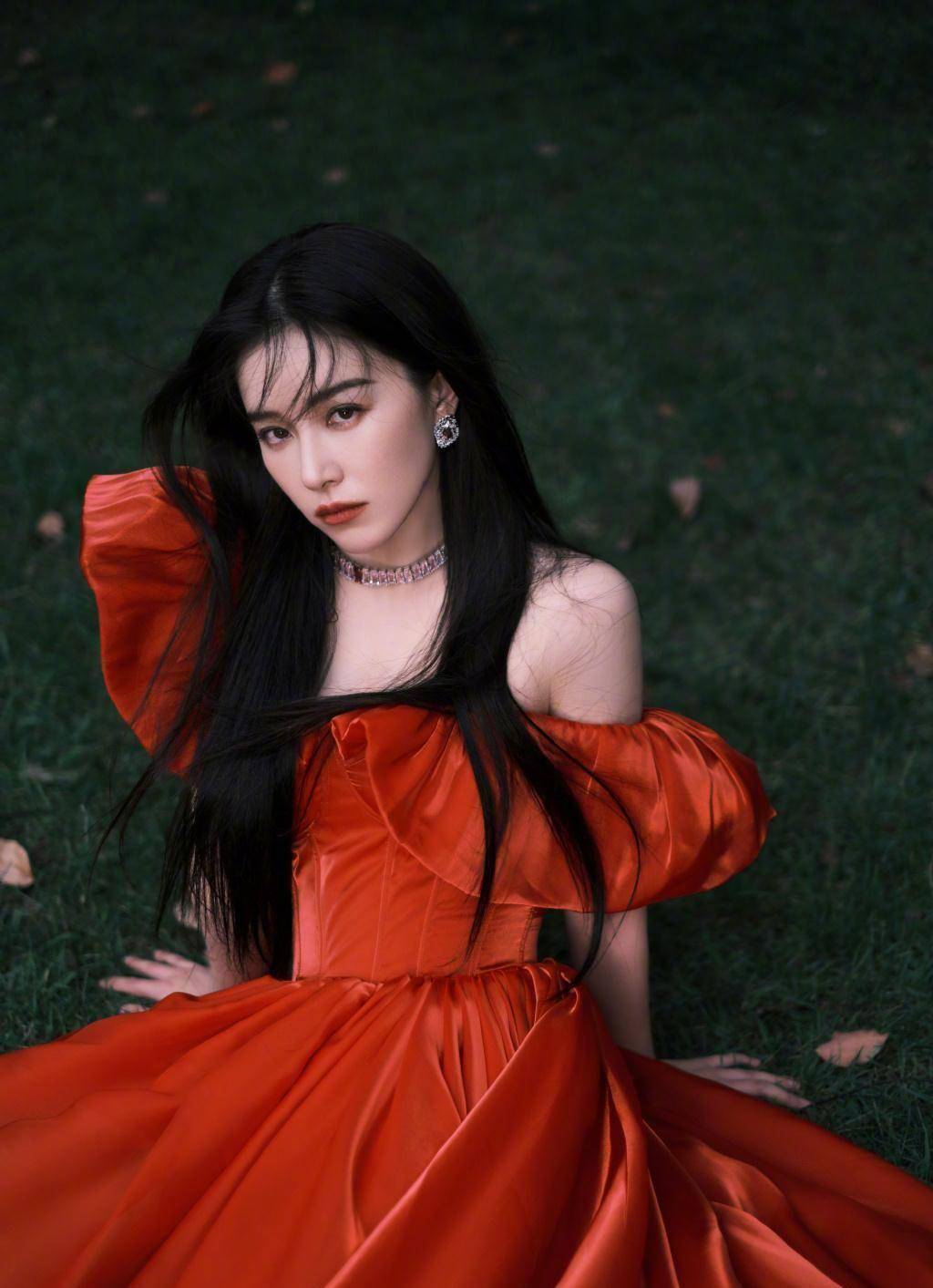 阚清子初秋时尚写真,美女配红裙,氛围感满满_姐姐_角色_方面