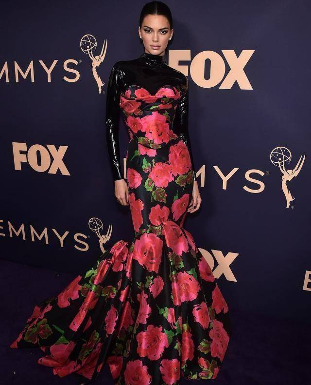 因为,不演电影和电视剧的她,靠着自家综艺节目《与卡戴珊同行》就能站