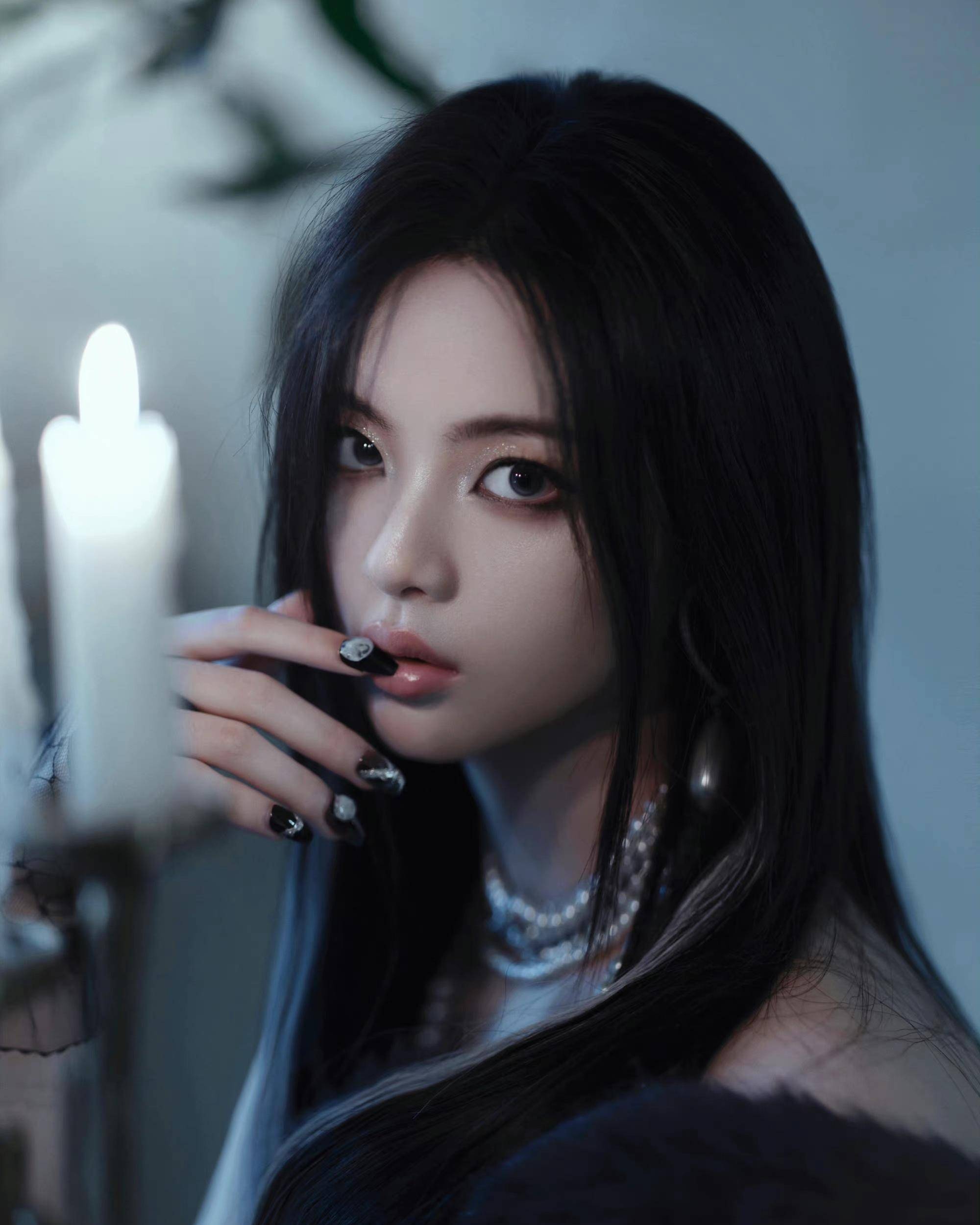 杨超越晒暗黑风写真,银灰挑染 烟熏妆,惊艳又高级_黑色_造型_气质