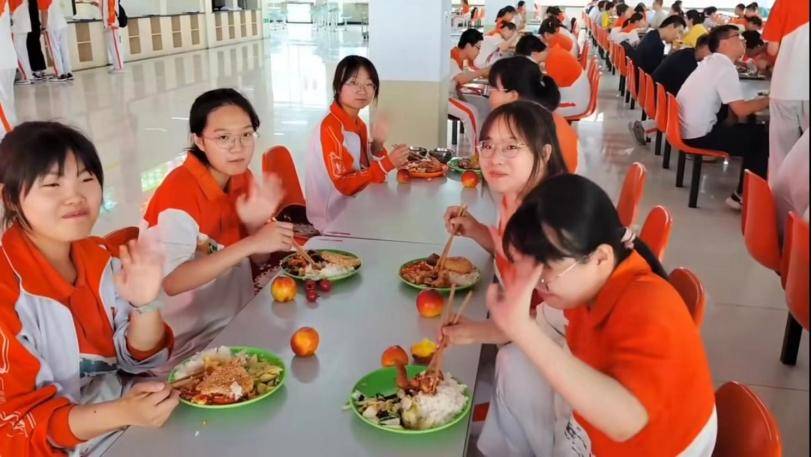 近日,张家口一中食堂为考生量身定制"高考营养套餐",保证考生能够摄入