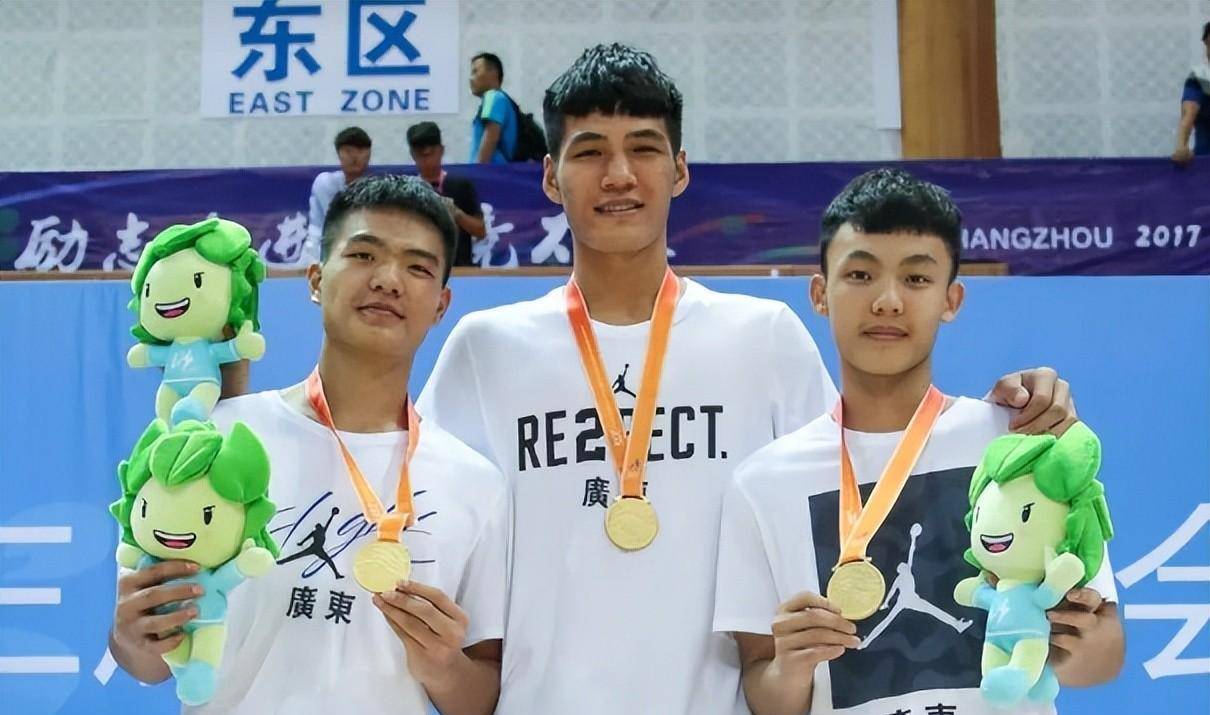 当陈国豪和徐杰,李易扬打球时第三条消息是关于广东队的曾繁日和赵睿.