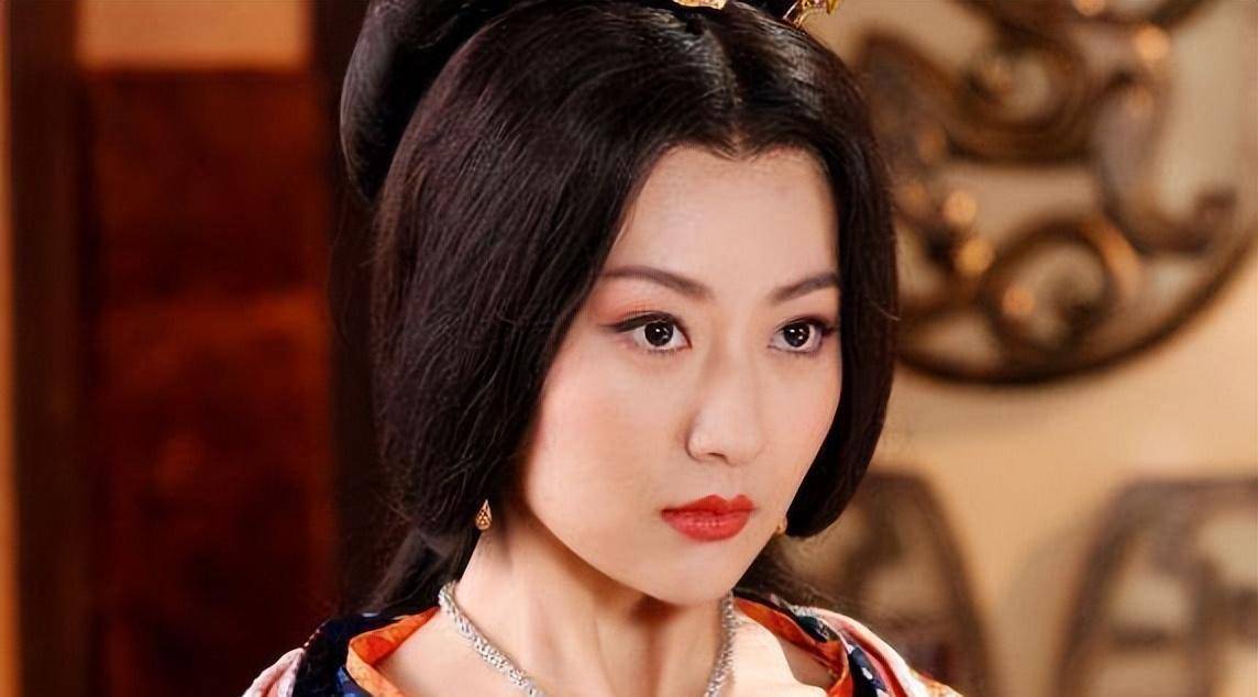 风情万种的半老徐娘,委身侍奉6位帝王,63岁回国被