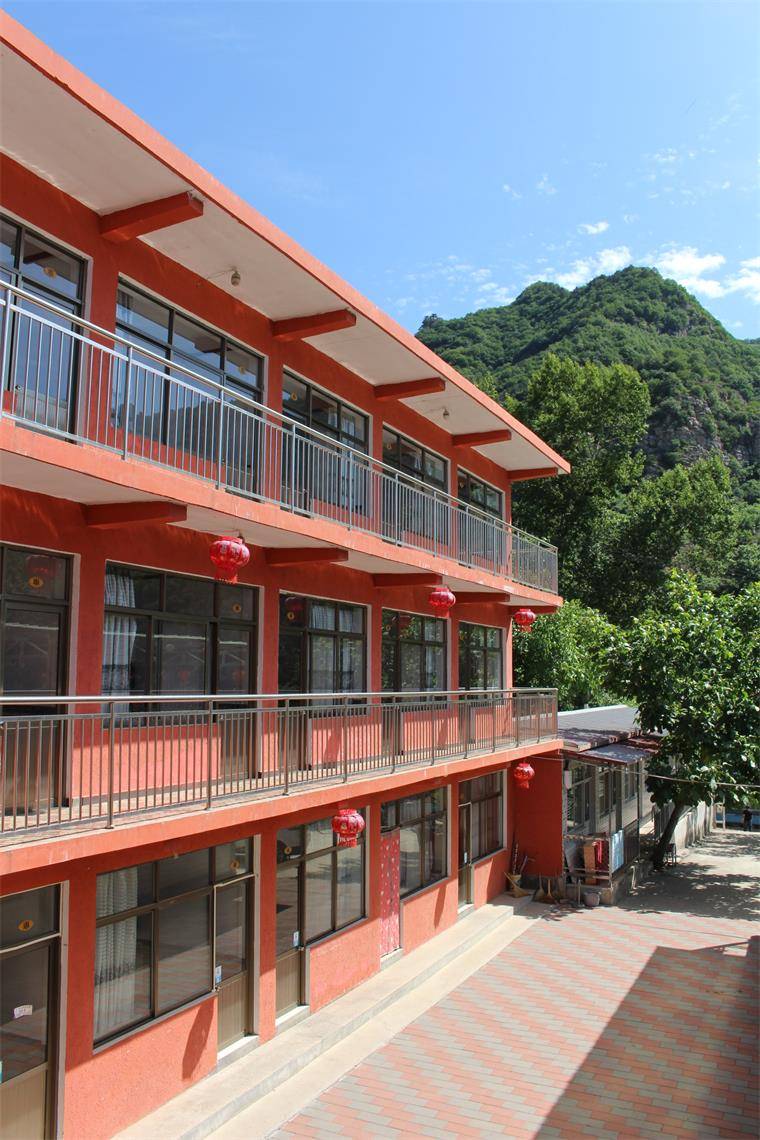 承德兴隆青松岭花市山水如易农家院,依山而建,山水环绕!