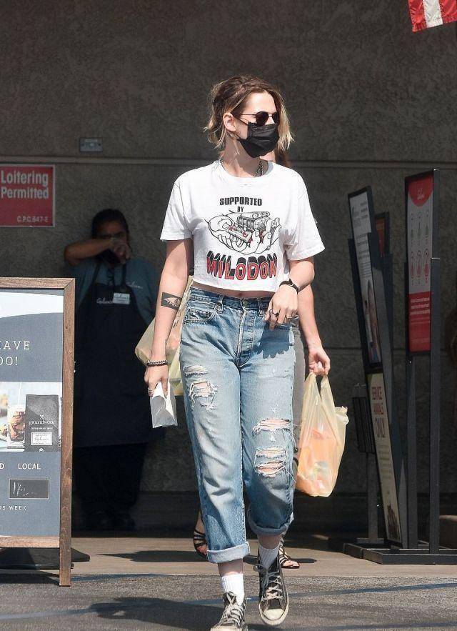 克里斯汀斯图尔特新款短发造型"帅气不羁",女友穿格纹裙太美_漂亮