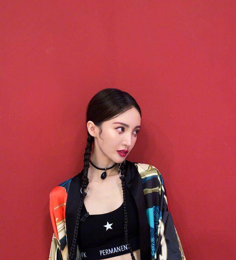 金晨穿美邦花外套跳舞,张含韵穿太平鸟表演,姐姐们都爱穿国货_美特斯