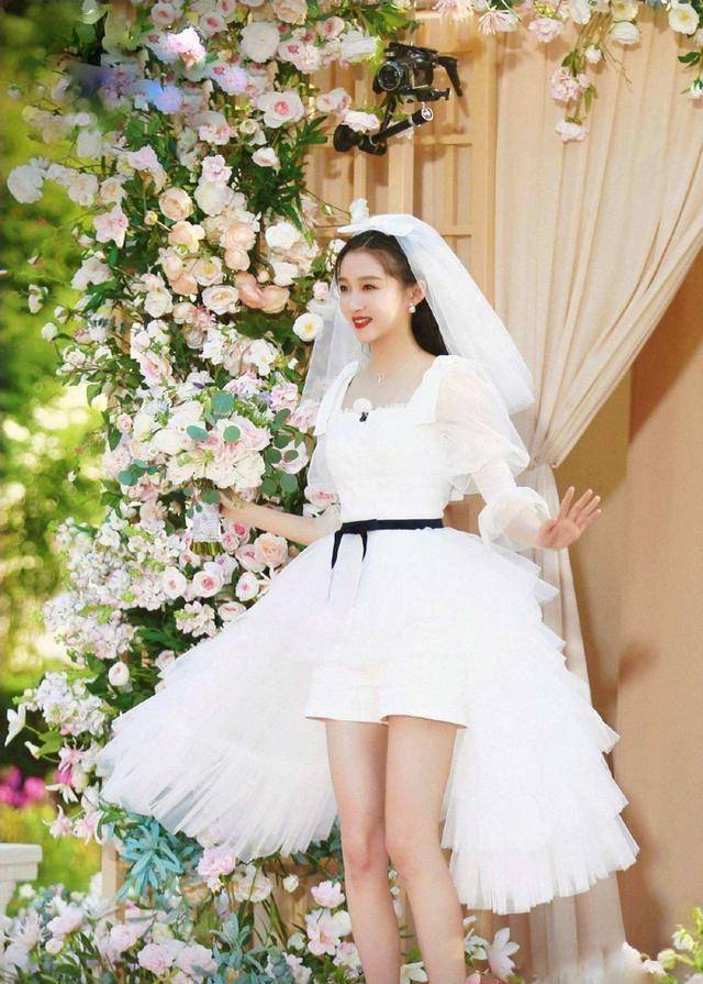 看着关晓彤的婚纱造型,我满脑子都是鹿晗_王牌_女孩_样子
