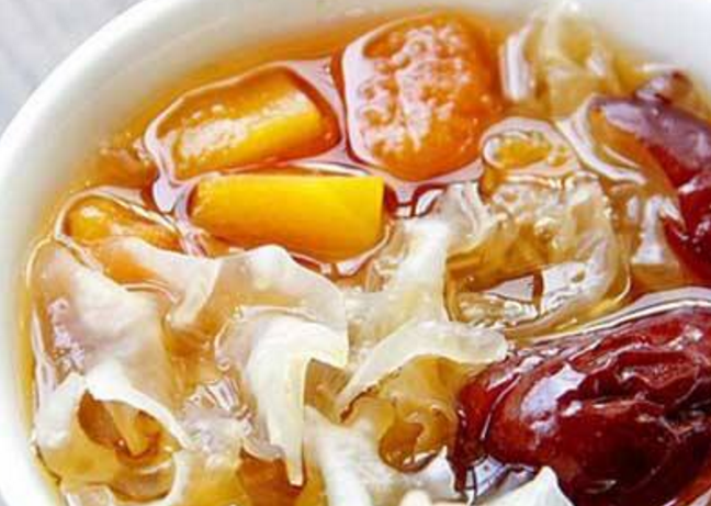 炖银耳汤时，千万别加错“糖”，一放错，难怪银耳不出胶，味道差