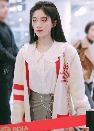 鞠婧祎撞衫张子枫,一个娇俏迷人一个青春可爱,你更看好哪个?