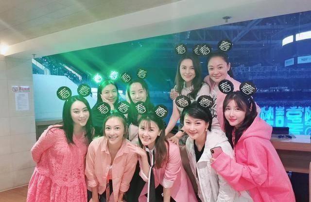 娇妻甘薇闻讯笑逐颜开,久未现身的她参加好姐妹应采儿老公陈小春的北