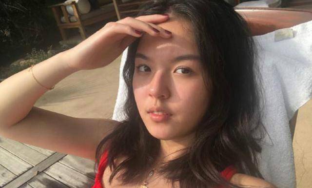 17岁穿衣风格太奔放,哈文被指教女无方_法图麦·李_身材_照片