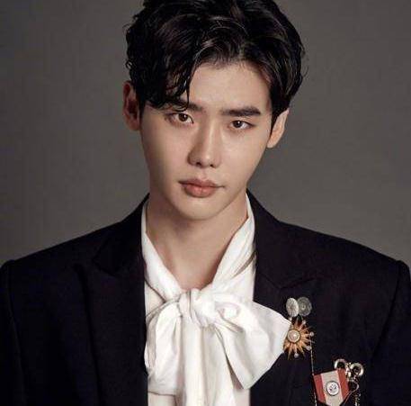 李钟硕结束两年的军旅生涯,正式退伍,韩剧界的扛把子终于回来了_因为