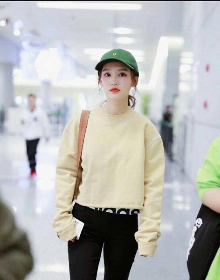 李沁清新着装出行少女感十足_卫衣_鸭舌帽_颜色