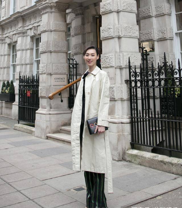 梁洛施受邀出席时装周,30岁的她惊艳众人,身材高挑气势力压全场_伦敦