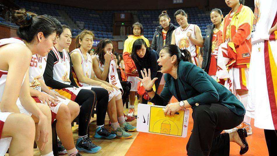 李昕:曾是女篮外线的王牌,与巩晓彬恋爱九年无果,53岁仍然单身_中国