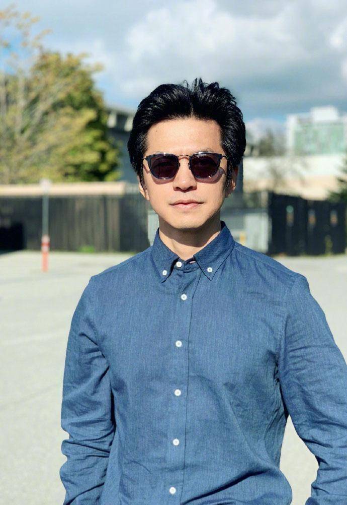 李健穿衣还有一点非常重要就是他不会穿的花里胡哨,对于这个年龄段的