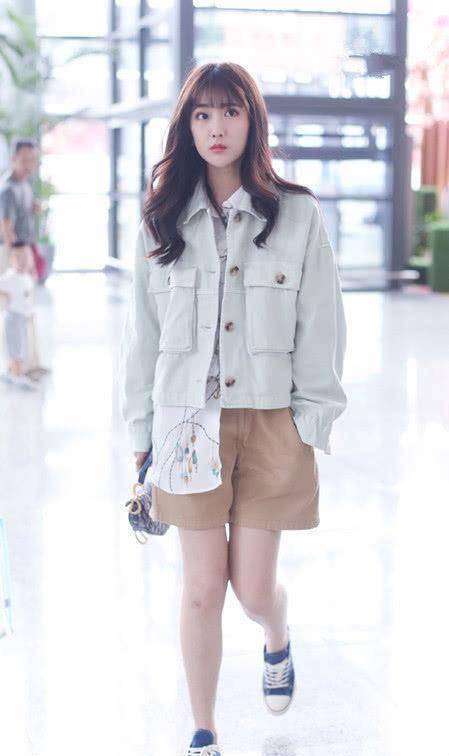 李艺彤的打扮蛮帅气,牛仔衣搭卡其色短裤,手插口袋颇为有范!