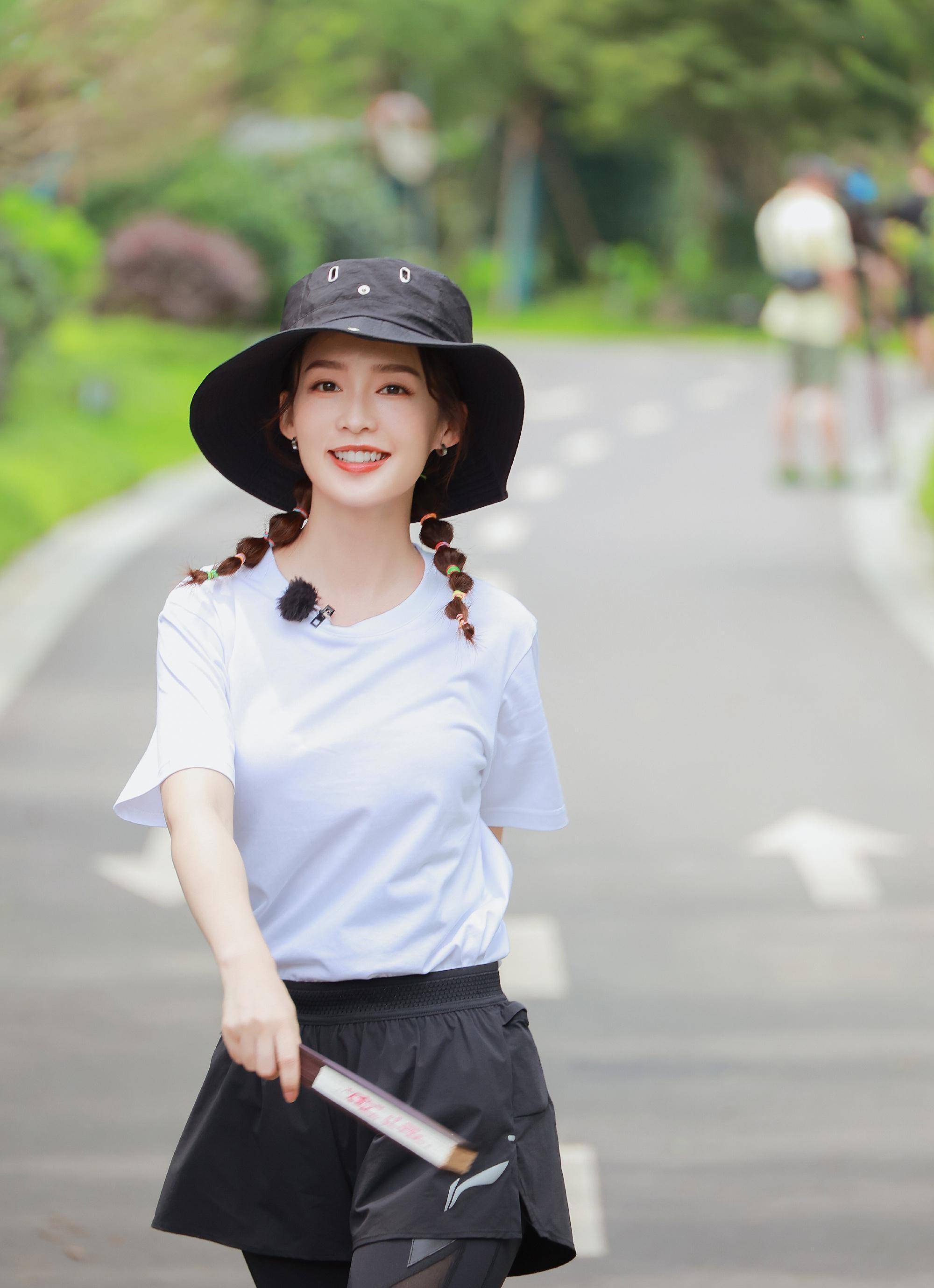 李沁又美出新高度,t恤搭运动紧身裤,这样扎麻花辫太无敌了_造型_白色