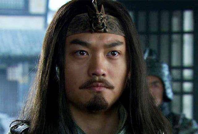 马腾于是来到邺城,被曹操封为卫尉(九卿),随身带着的儿子马休,马铁