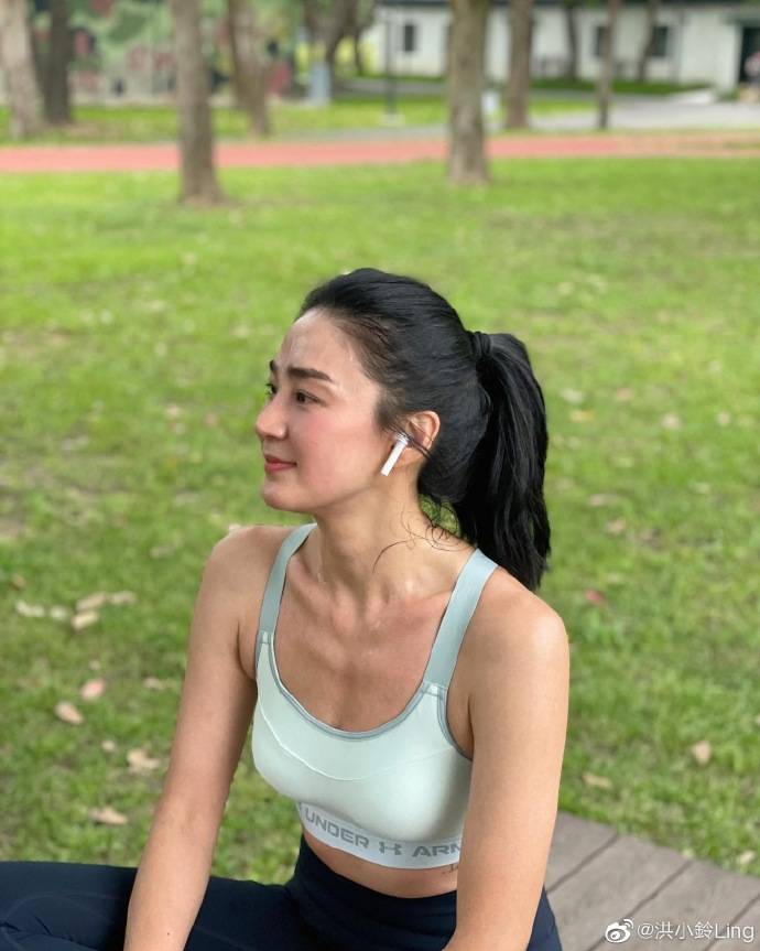 曝光大合照中,身穿剧组宣传t恤搭深色牛仔裤的洪小铃,长发披肩,笑脸