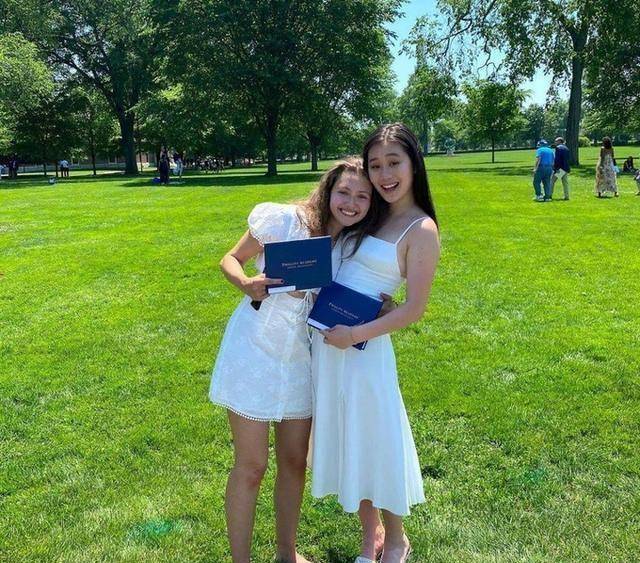 李连杰小女儿高中毕业了,一袭白色吊带裙气质不俗,五分像利智_姐姐