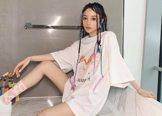 李小璐拍摄最新写真,手臂加了"比目鱼"纹身,背后还有一段故事_贾乃亮