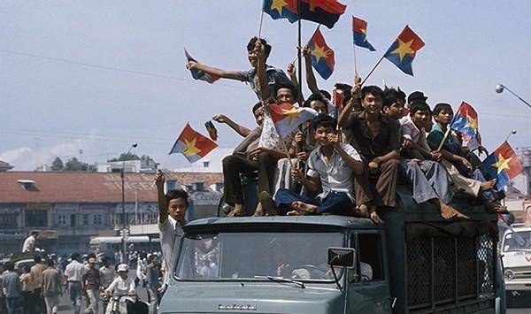 1975年北越士兵攻克西贡后,将坦克开进总统府,在花池子洗脚_南越_美国