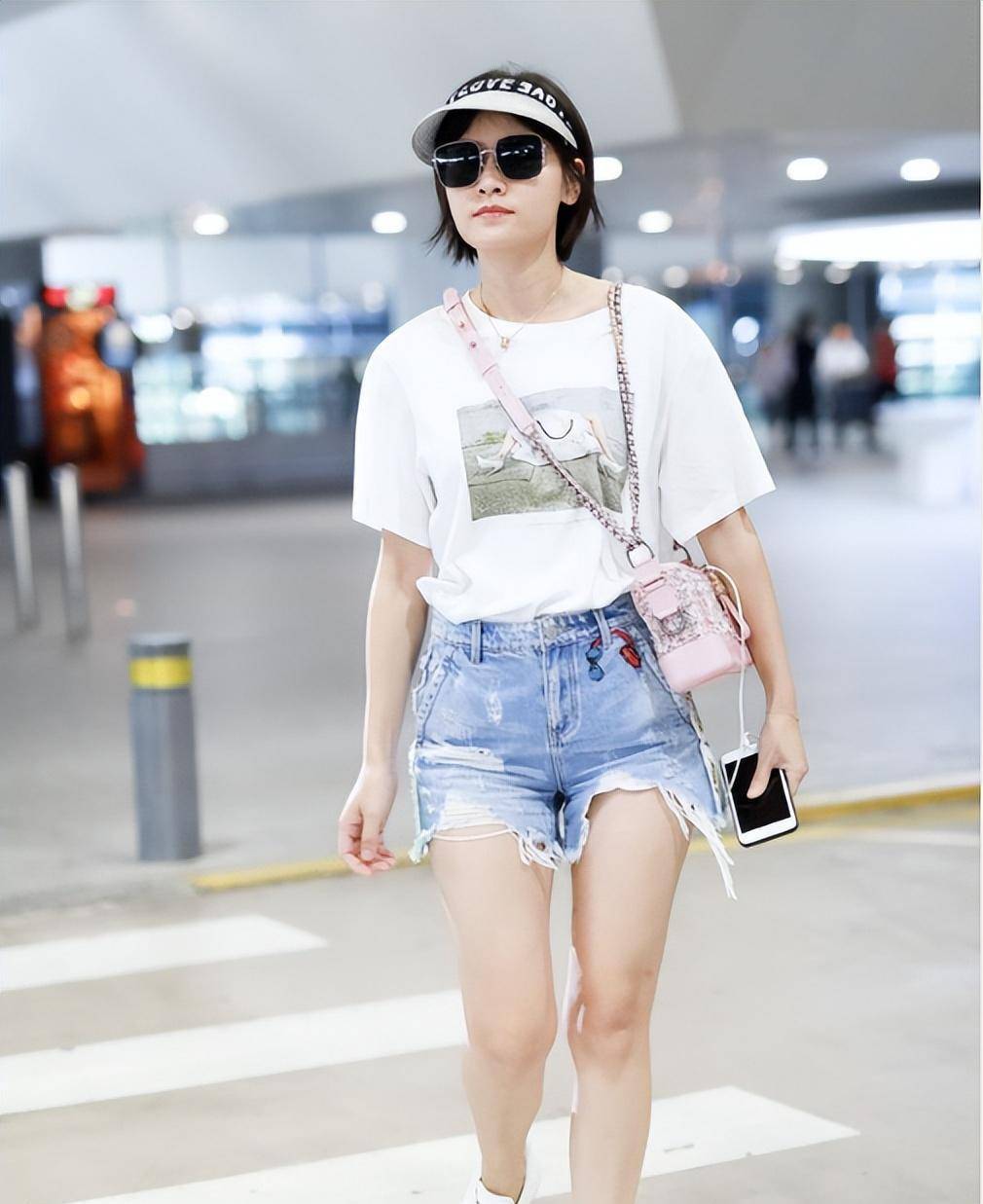 "炒黄豆"白色短袖牛仔裤,叶一茜小墨镜造型!_时尚_衣服_气质