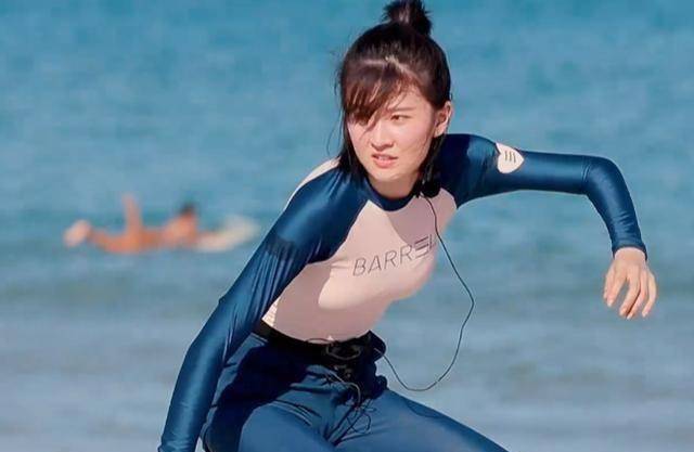 但是乔欣穿着潜水服,女教练和其他女孩在冲浪都穿着泳衣她