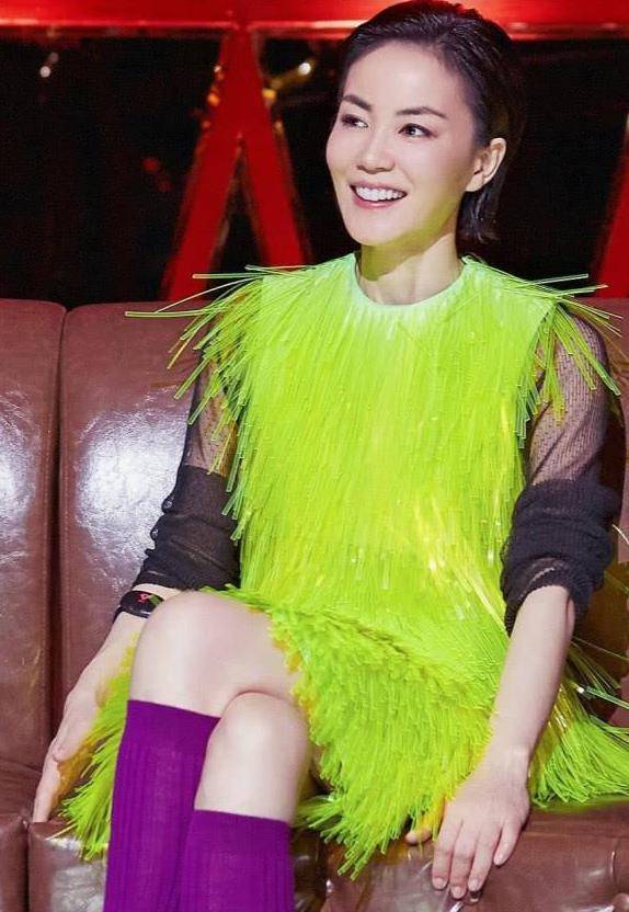 王菲经常穿名牌衣服,这次的亮绿色西装也不例外.