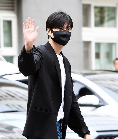 李敏镐结束两年兵役正式退伍,西装打扮休闲帅气_服兵役_网友_明星