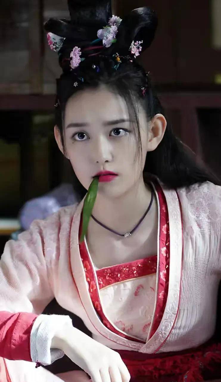 《兰陵王》里的小雪舞饰演新版《笑傲江湖》任盈盈新版《神雕侠侣》的