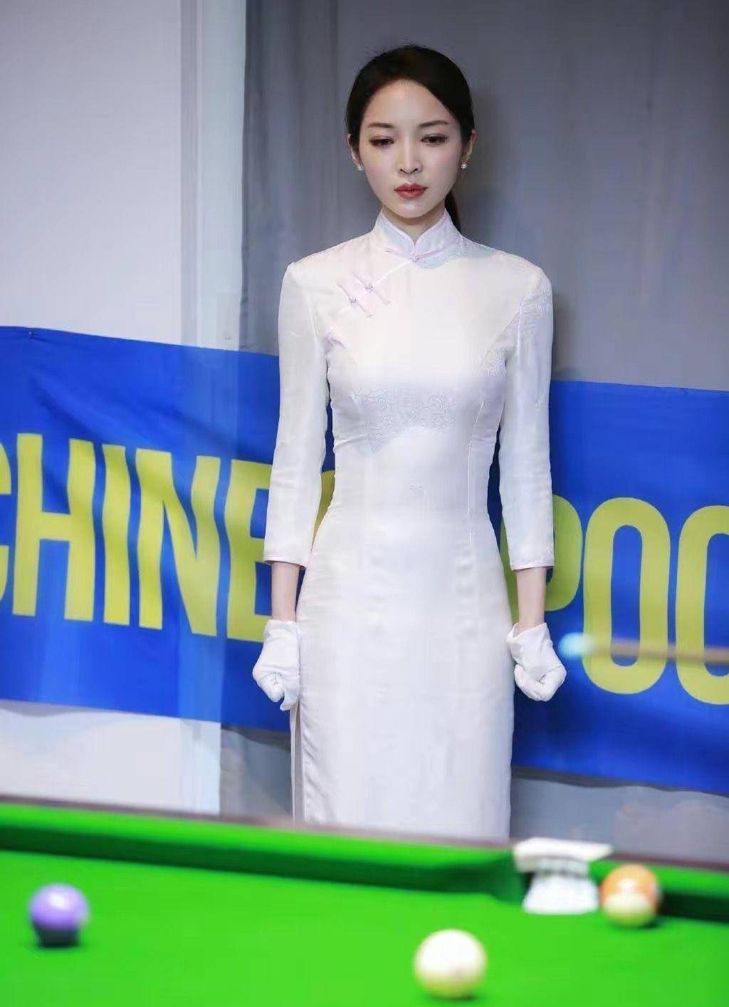 王钟瑶是我见过最美的评委:可爱的旗袍,优雅的打扮,绝美的地段