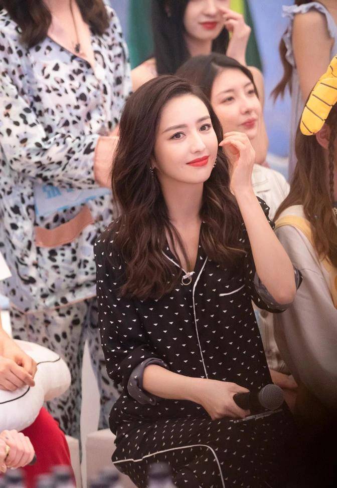 穿黑白睡衣做导师上综艺,红唇美妆梨涡笑好羞涩_造型_笑容_标志性