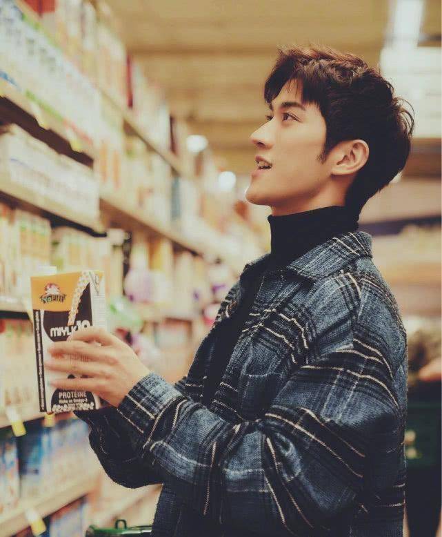 李治廷晒女友视觉照,小两口一起逛超市,享受爱情的样子超幸福_日子