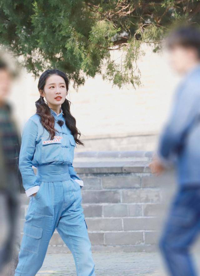 李沁扎双马尾变身小奶沁,蓝色套装阳光又少女,宽腰封暴露小腰精_显得