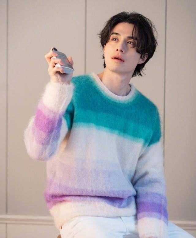李栋旭拍摄画报,穿渐变色毛衣帅气有型,却不如冷白皮吸睛?