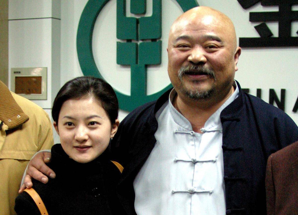 直到后面一家人北漂时,李琦扛起生活重担,为老婆孩子撑起一个可以遮