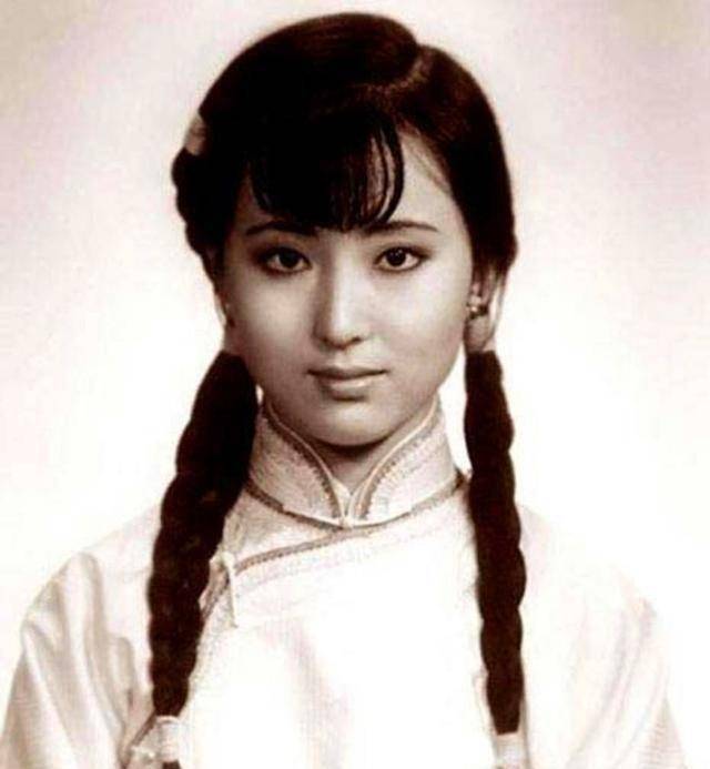 老照片:刚出浴的玛丽莲梦露楚楚动人,穿泳装的邓丽君林青霞_梅艳芳