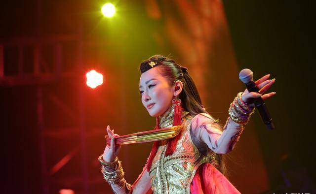 从爆红到消失,实力歌手萨顶顶,怎么就成到被金星,丁太升怒怼_万物