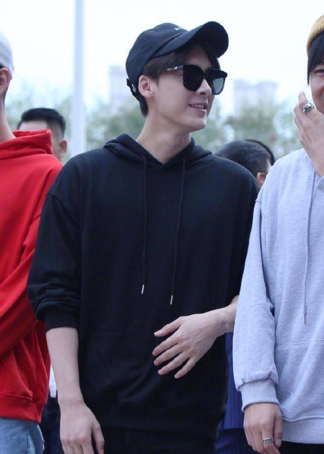 只是有一点不明白的,这都要开机了,李易峰的头发准备怎么处理呢,是剪