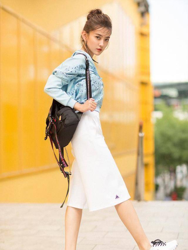 梁洁合体蒲巴甲秀恩爱,穿超短裙大秀美腿,机场互动甜齁了_装饰_显示